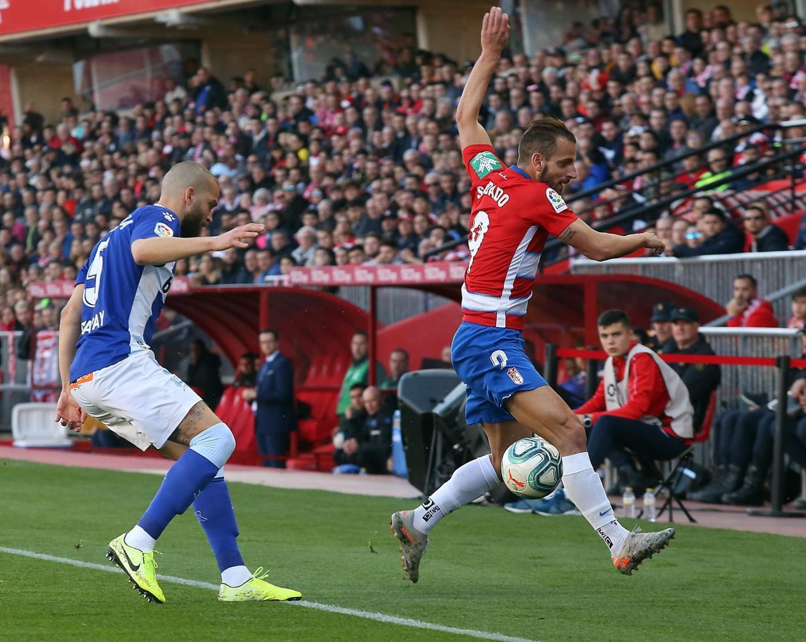 Acción del último Granada-Alavés con público en el  Nuevo Los Cármenes