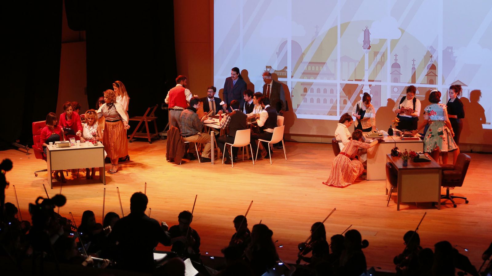 Un plano largo del ensayo general de la ópera.