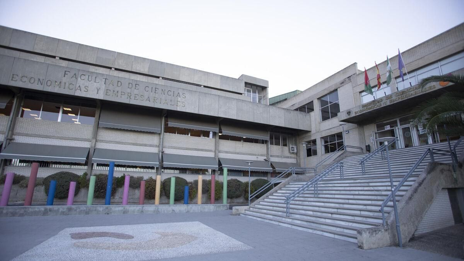 Entrada de Ciencias Económicas y Empresariales de la UGR, donde se pondrá en marcha la primera hiperaula de Granada.