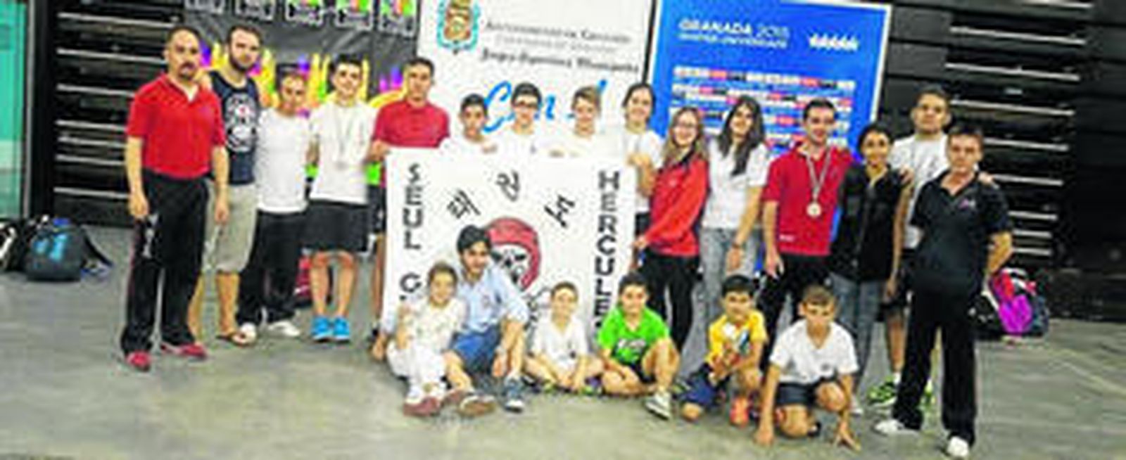 Los equipos del Seúl Gym Hércules (arriba) y del Lee Do Kwan, ayer en Granada.