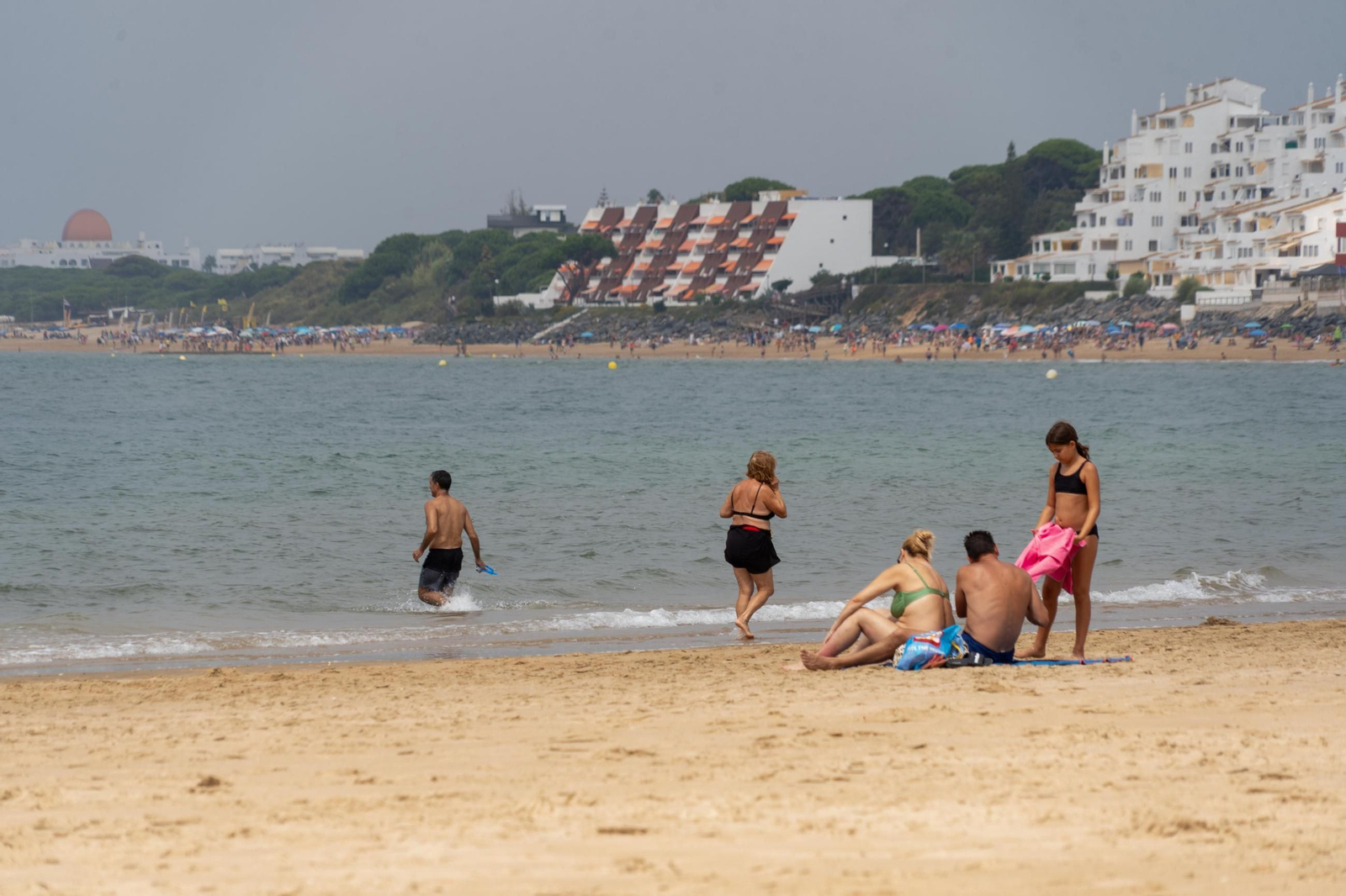 La mañana nublada en las playas de El Portíl