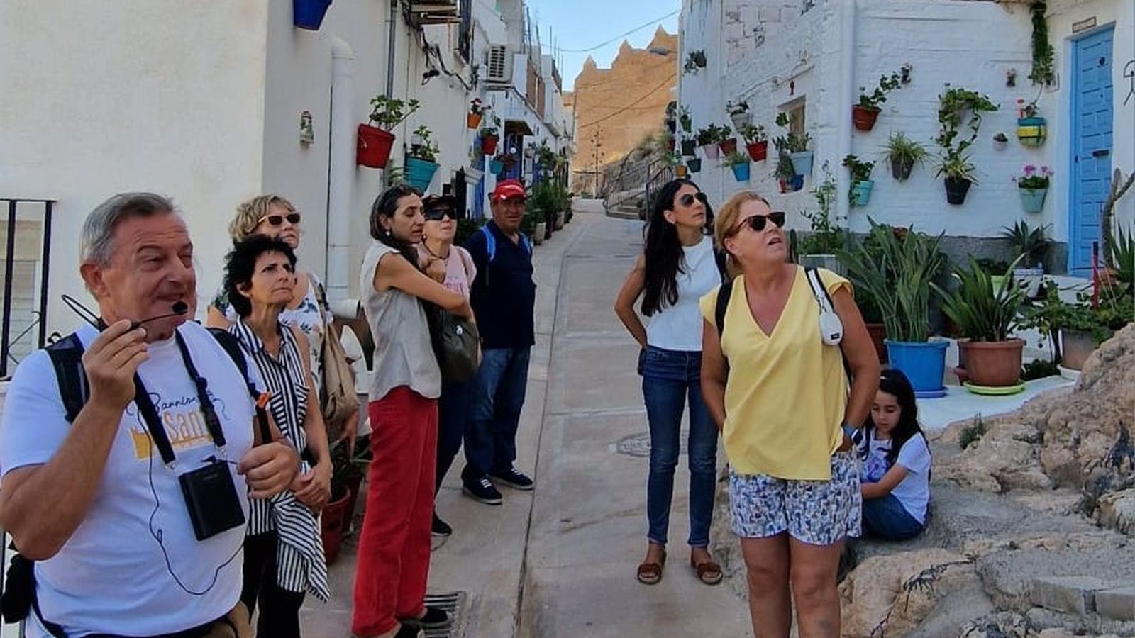 Ginés Valvera, con el grupo de la ruta por las calles del Barrio Santo.