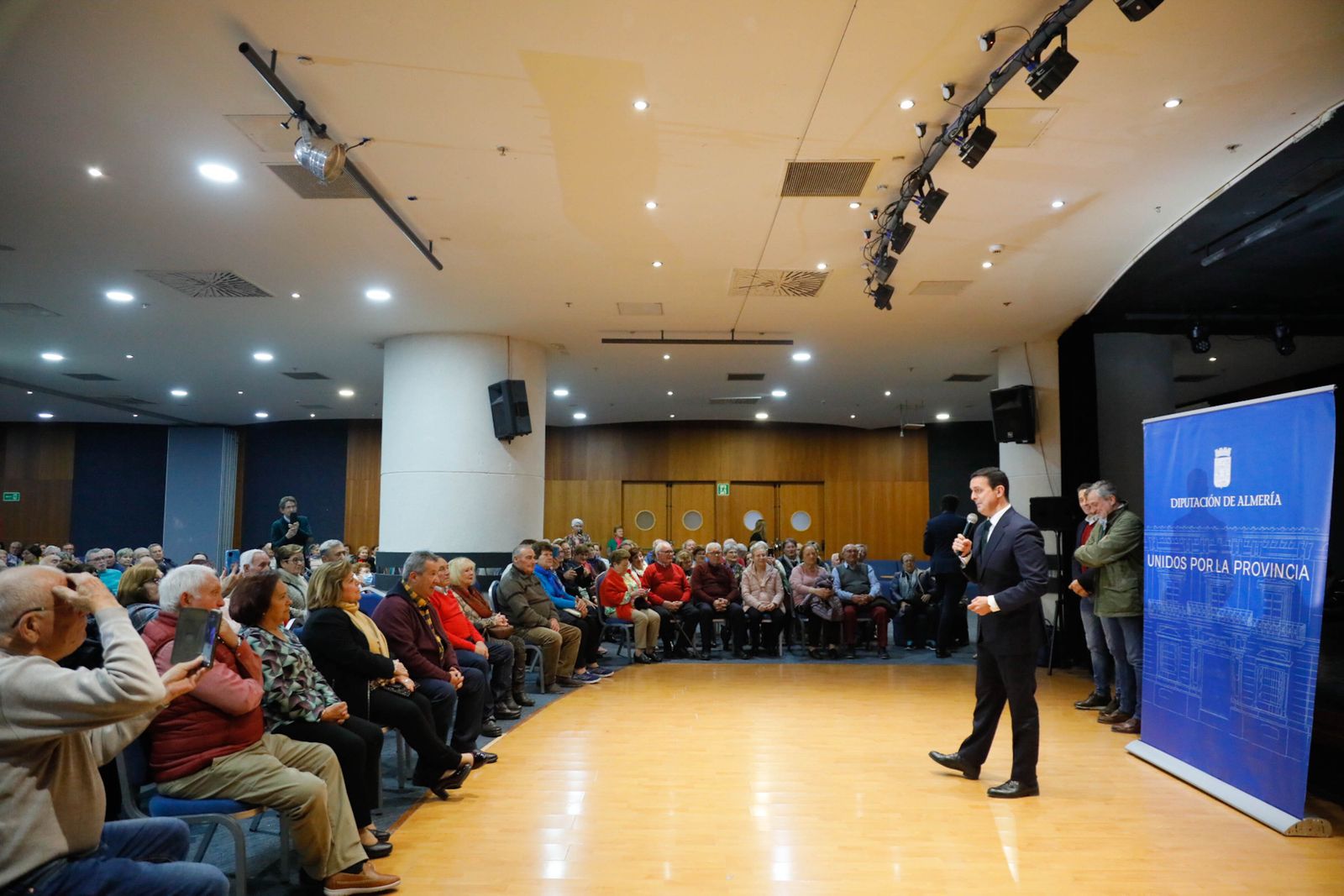 Javier A. García se dirige a uno de los grupos de mayores participantes de la actividad en Benidorm.