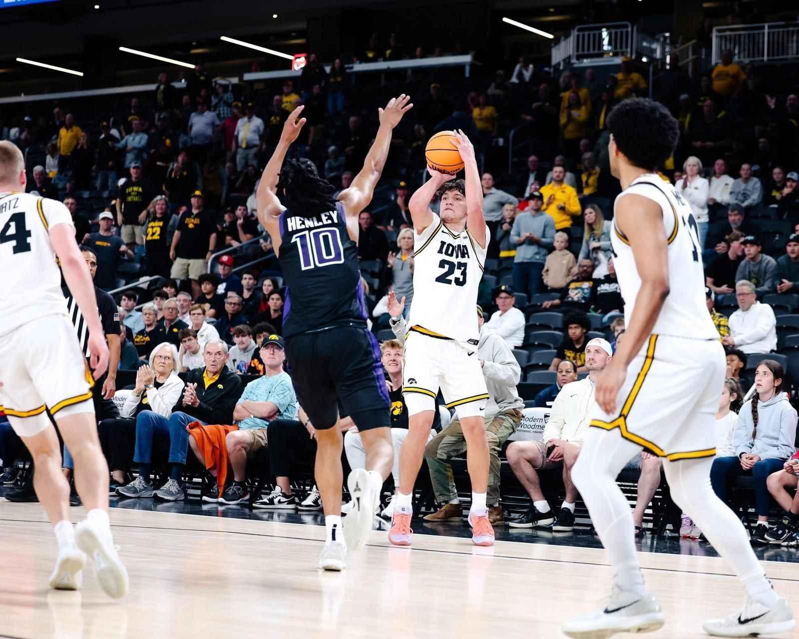 Álvaro Folgueiras y Mario Saint-Supéry, cara y cruz en la jornada NCAA