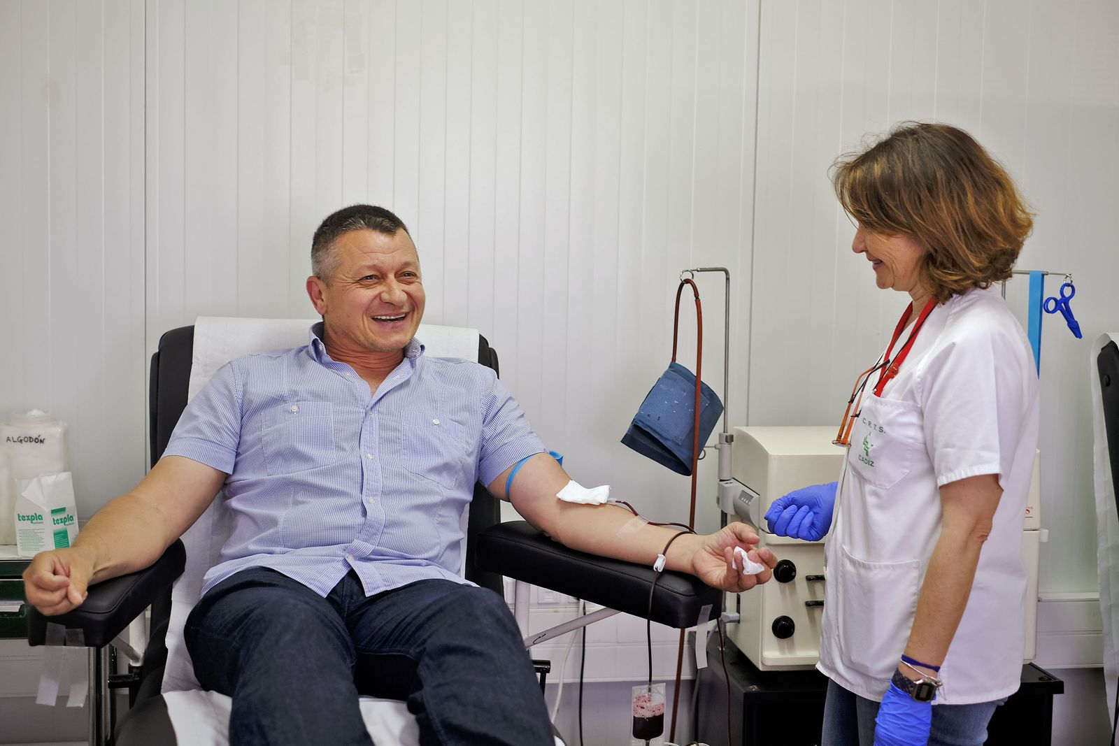José María Repiso posa sonriente ante la cámara mientras realiza una donación más en el Centro de Transfusión, Tejidos y Células.