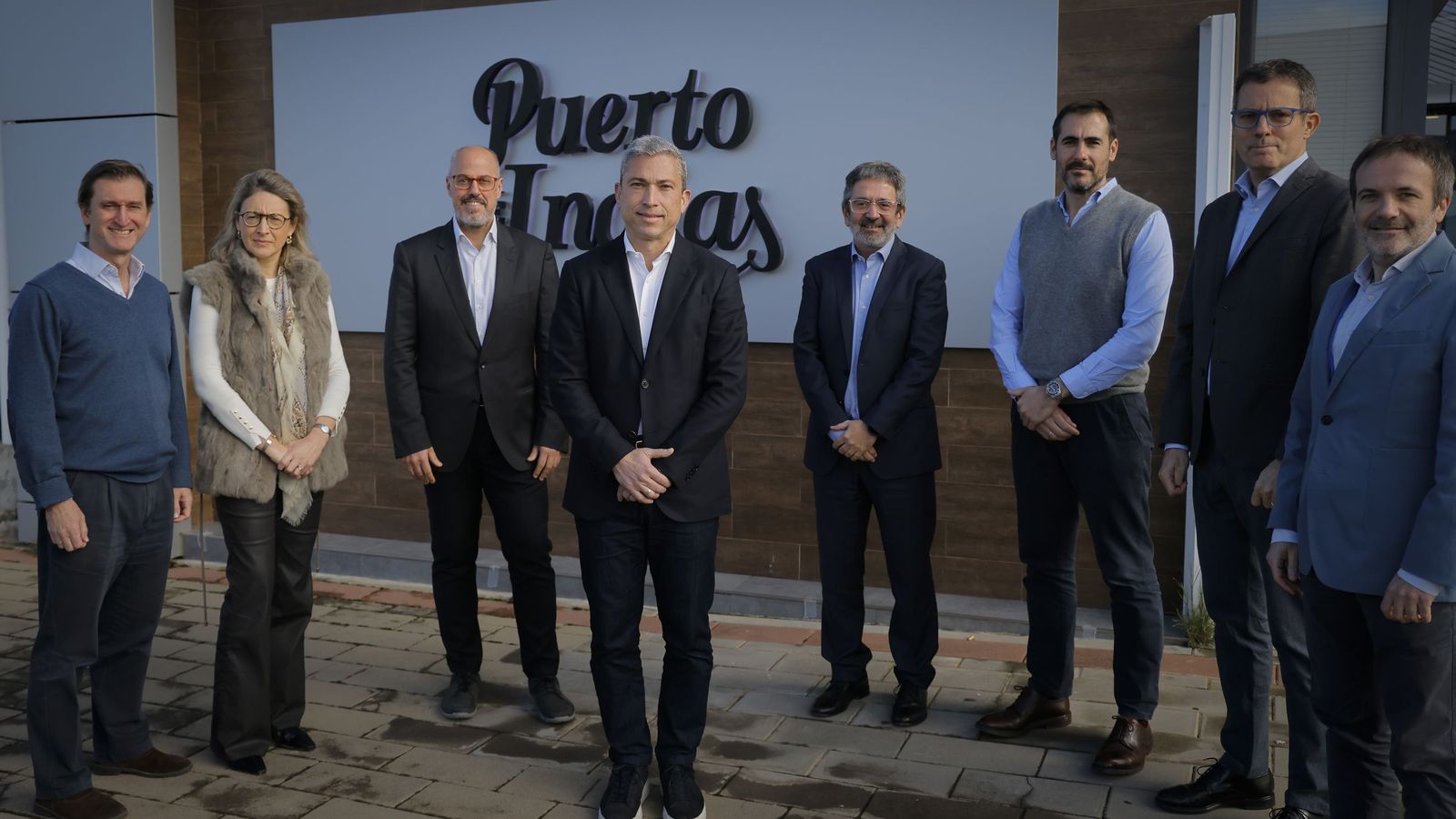 Douglas Franco, CEO de Licores de Guatemala, junto al equipo directivo de Puero de Indias en la fábrica de Carmona