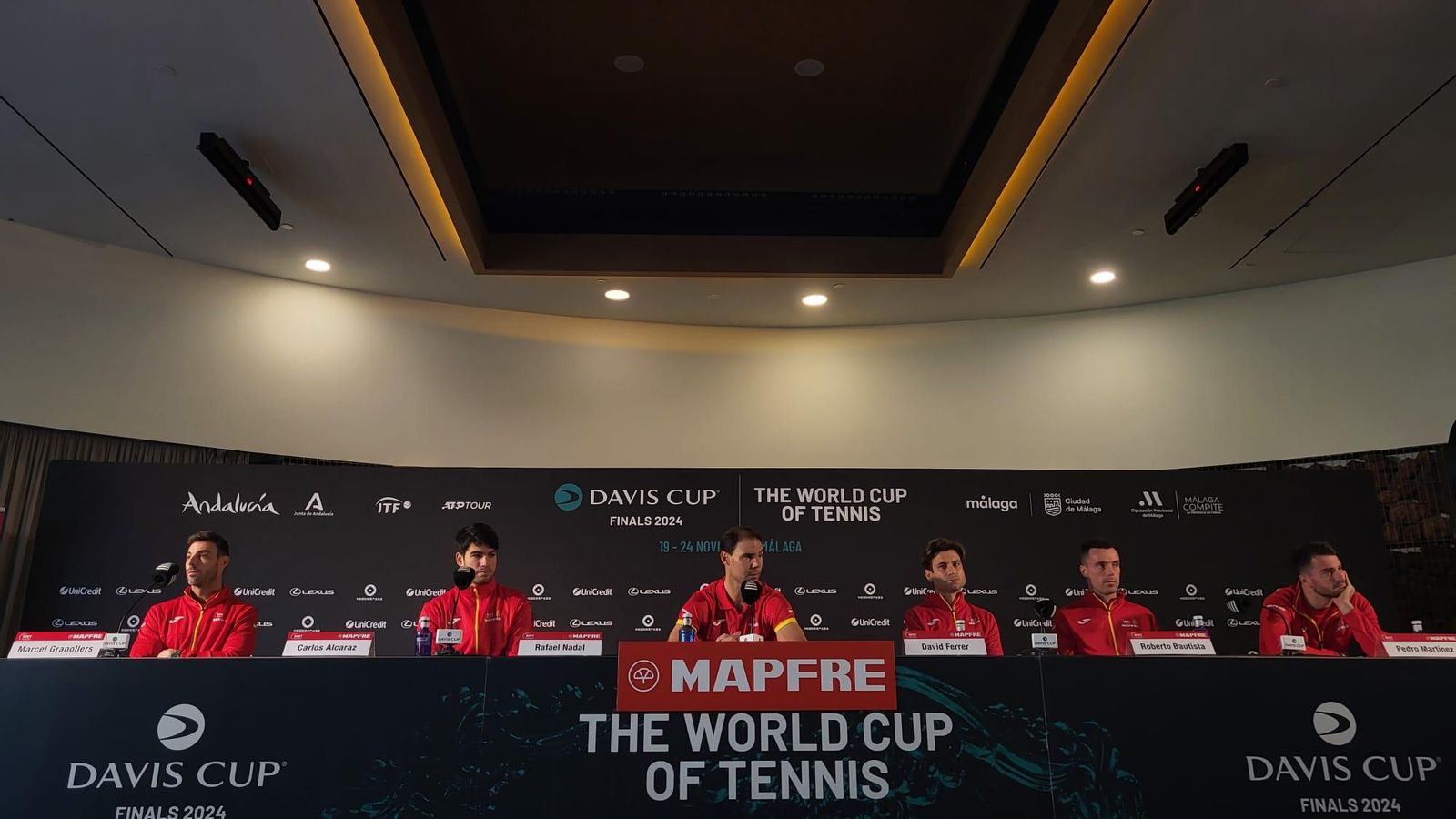 La multitudinaria rueda de prensa de Rafa Nadal en la Copa Davis, en fotos