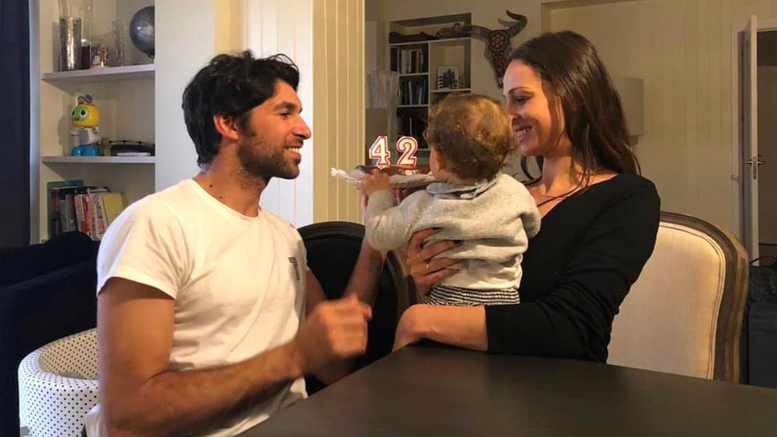 Cayetano y Eva, con su hijo.