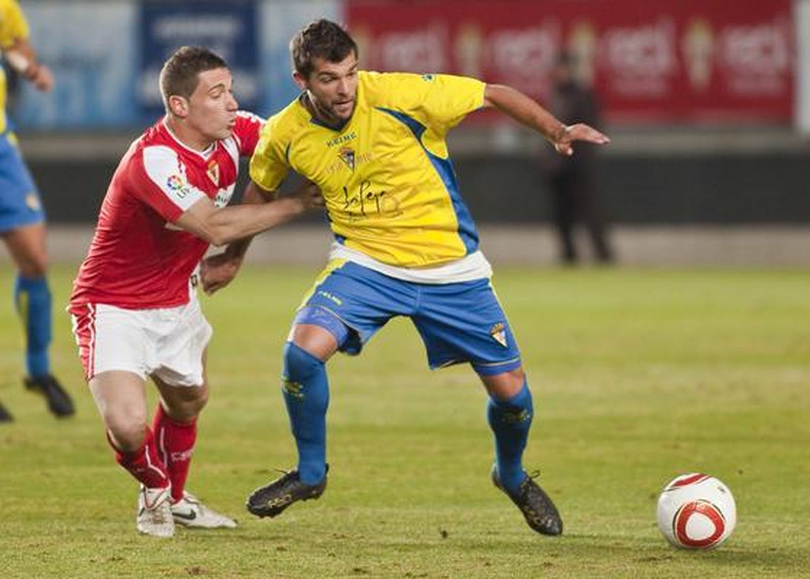 Baquero, agarrado por Chando, busca el despeje. 

Foto: LOF