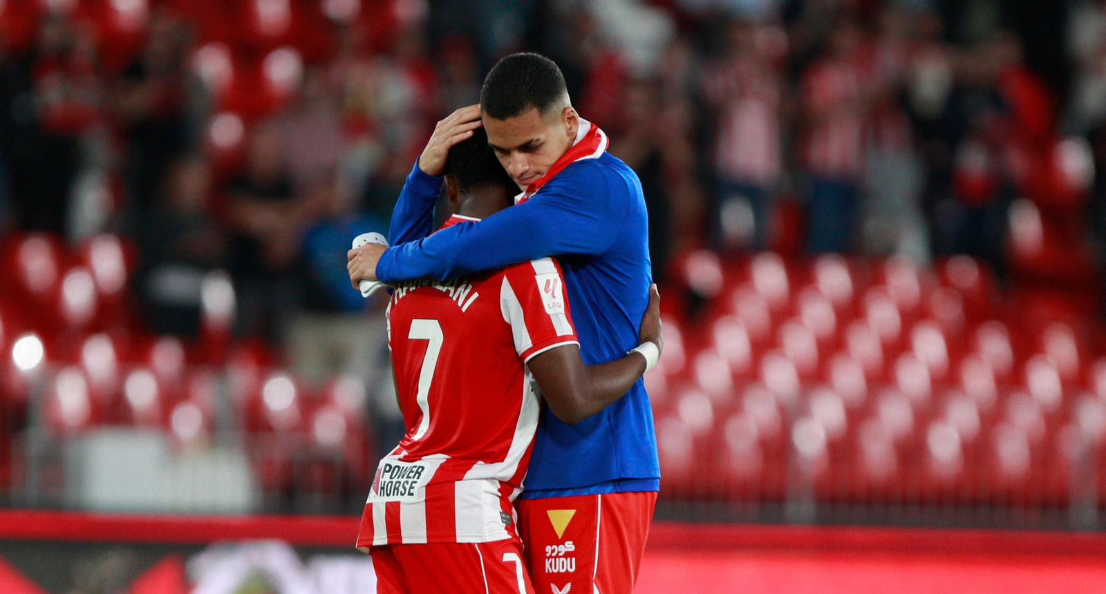 Kaiky Melo abraza a Largie Ramazani tras el final del encuentro de este sábado