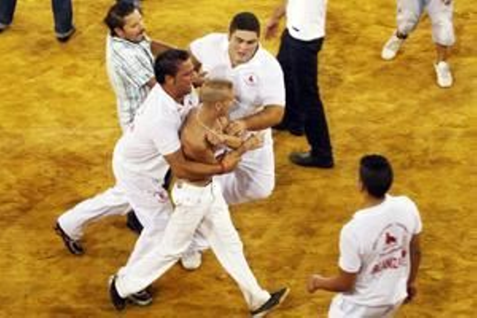 Con la suelta del llamado Toro del Aguardiente se pone el broche de oro a la feria de la localidad. No hubo que lamentar graves incidentes./Fotos:Paco Guerrero

Foto: Paco Guerrero