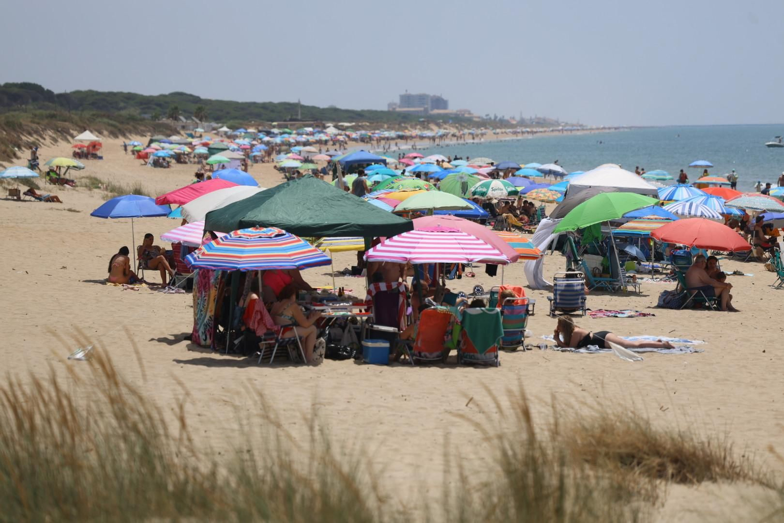 Imágenes del ambiente en las playas de Huelva