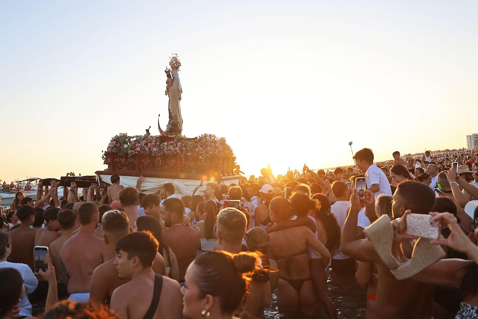 Imágenes de la Virgen del Carmen procesionando en Punta Umbría