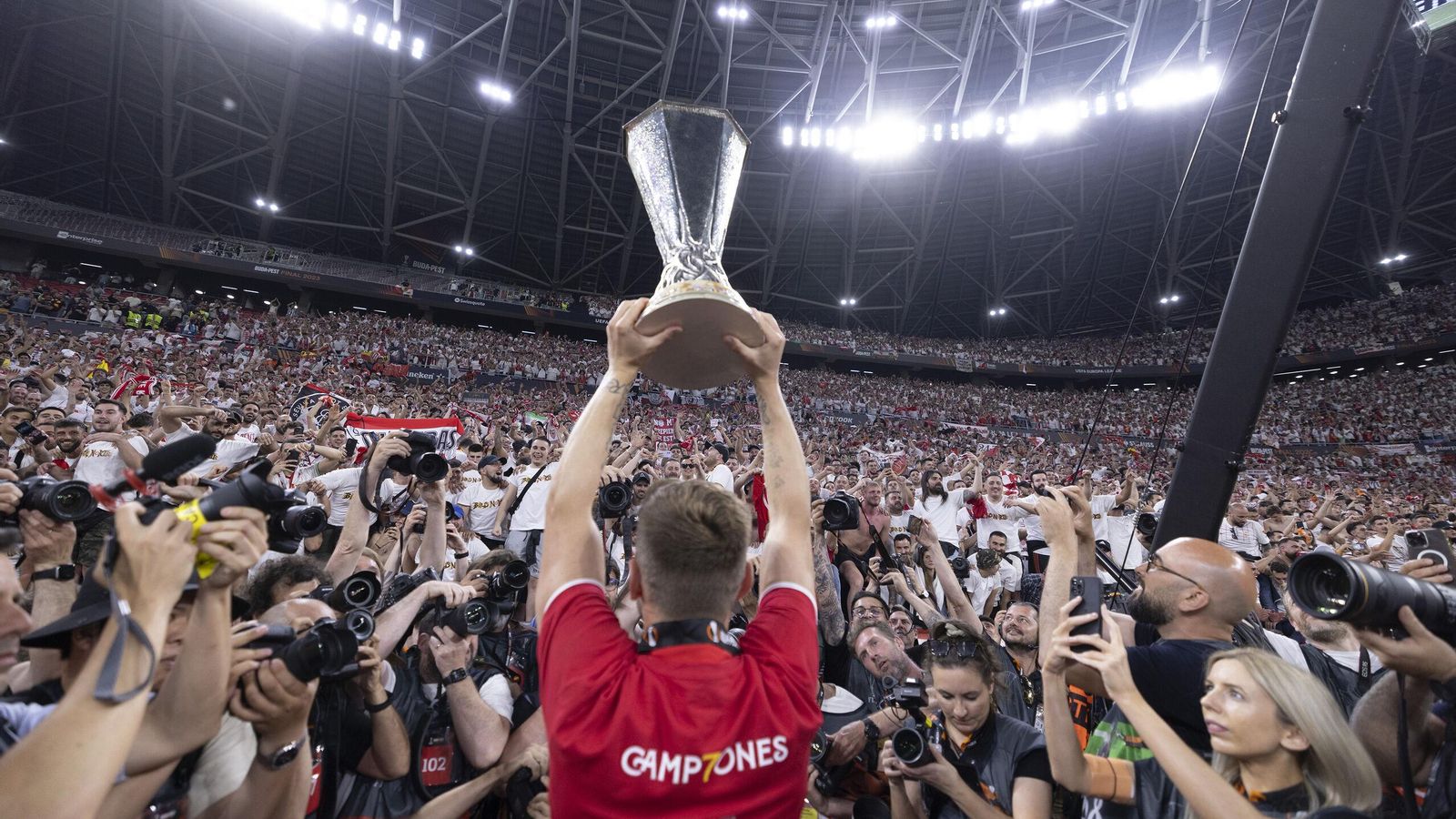 Rakitic ofrece la Europa League a los aficionados del Sevilla en el Puskas Arena de Budapest.
