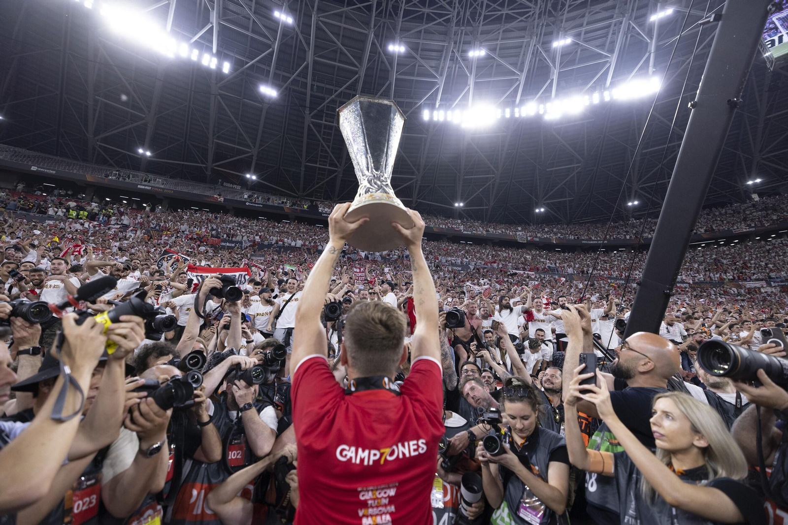 Rakitic ofrece la Europa League a los aficionados del Sevilla en el Puskas Arena de Budapest.