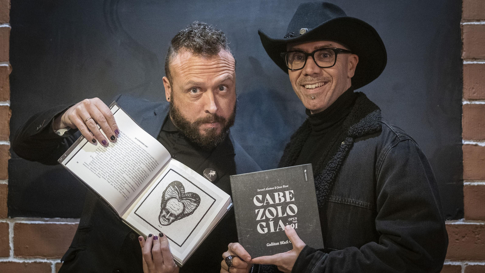 El escritor y editor Israel Alonso y el ilustrador y diseñador Jose Roa, con dos ejemplares de 'Cabezología'.