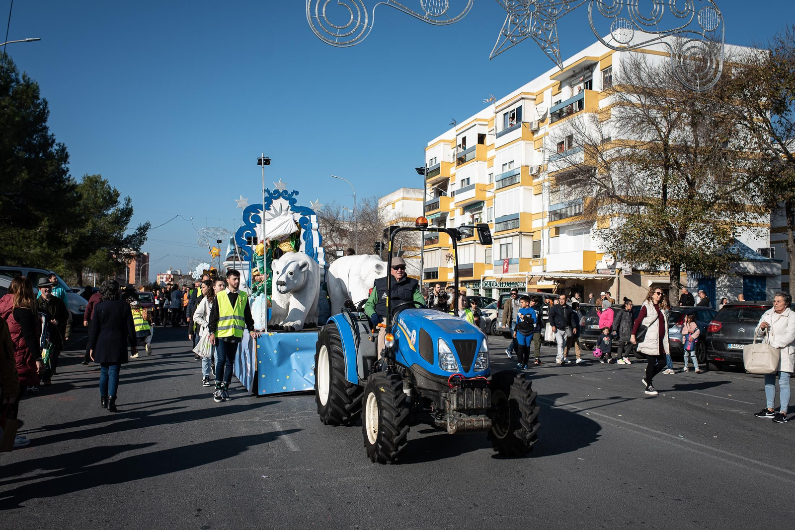Los Reyes Magos traen la ilusión a los barrios de Huelva, en imágenes