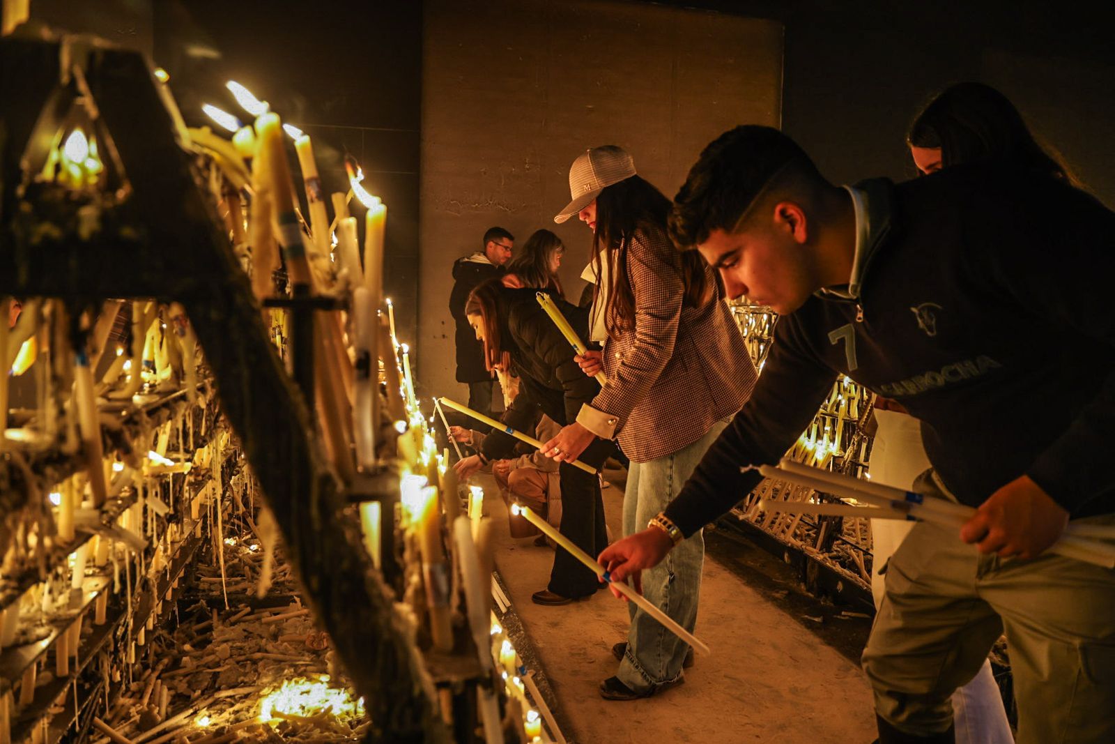 Fotografías de ambiente y del rezo del Rosario por el entorno de la Ermita de la Virgen del Rocío con motivo de la Candelaria