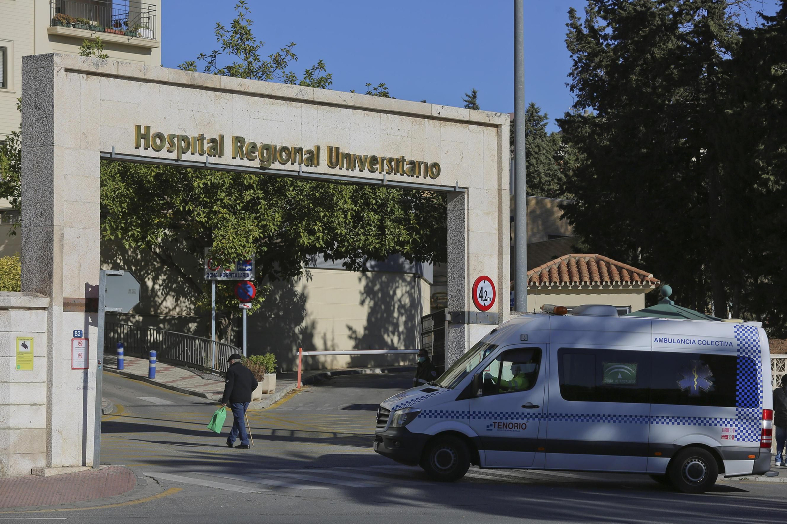 Una ambulancia entra al Hospital Regional contagiada.