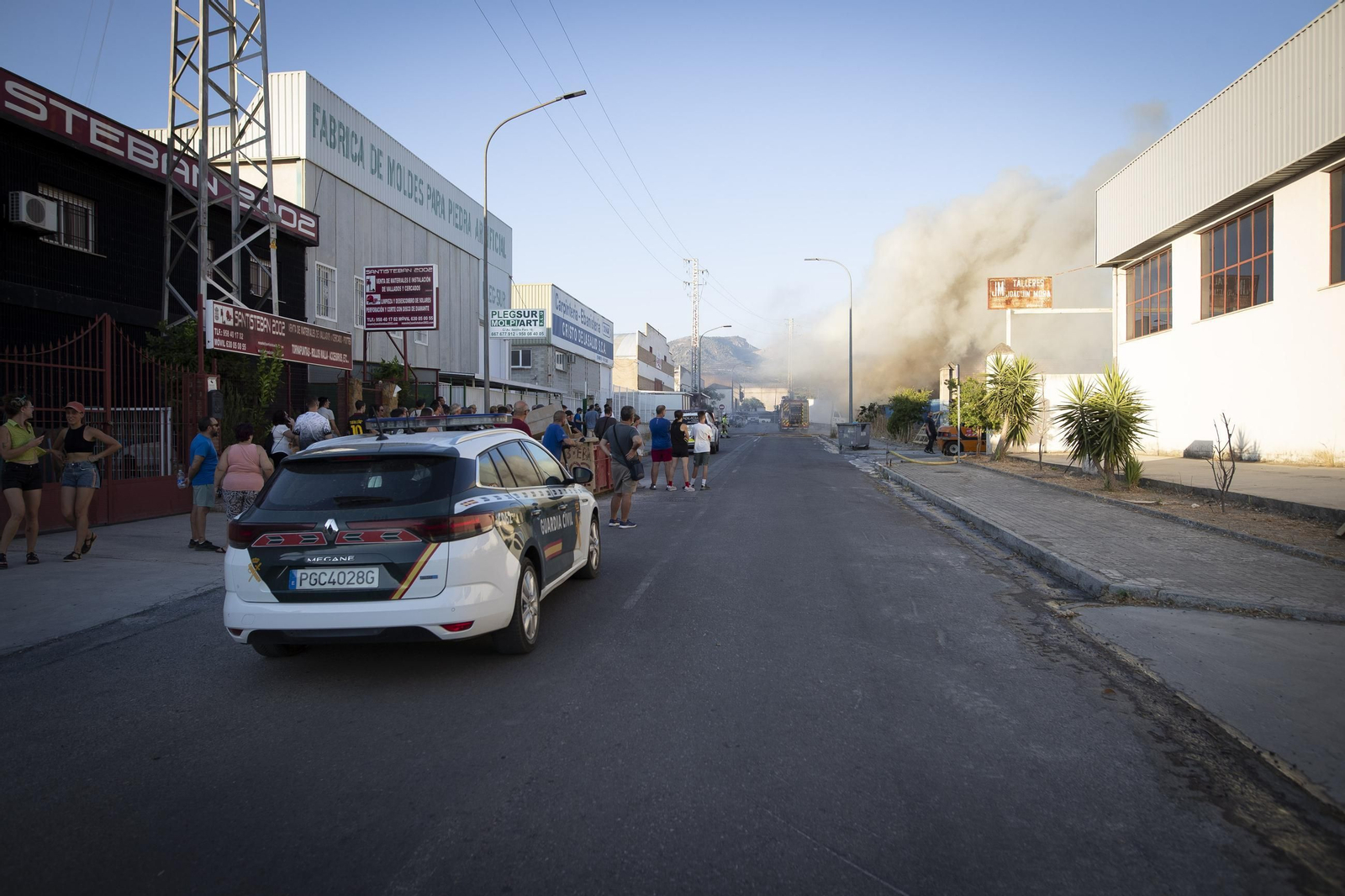 Los Bomberos de Granada trabajan en la extinción de un incendio en el Polígono Asegra: las imágenes