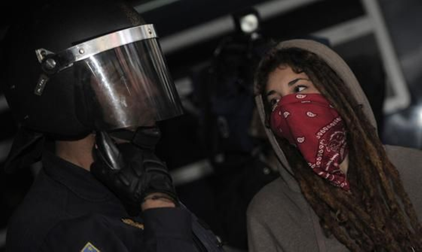 Miles de personas se manifiestan tras las duras cargas policiales.

Foto: efe/afp/reuters
