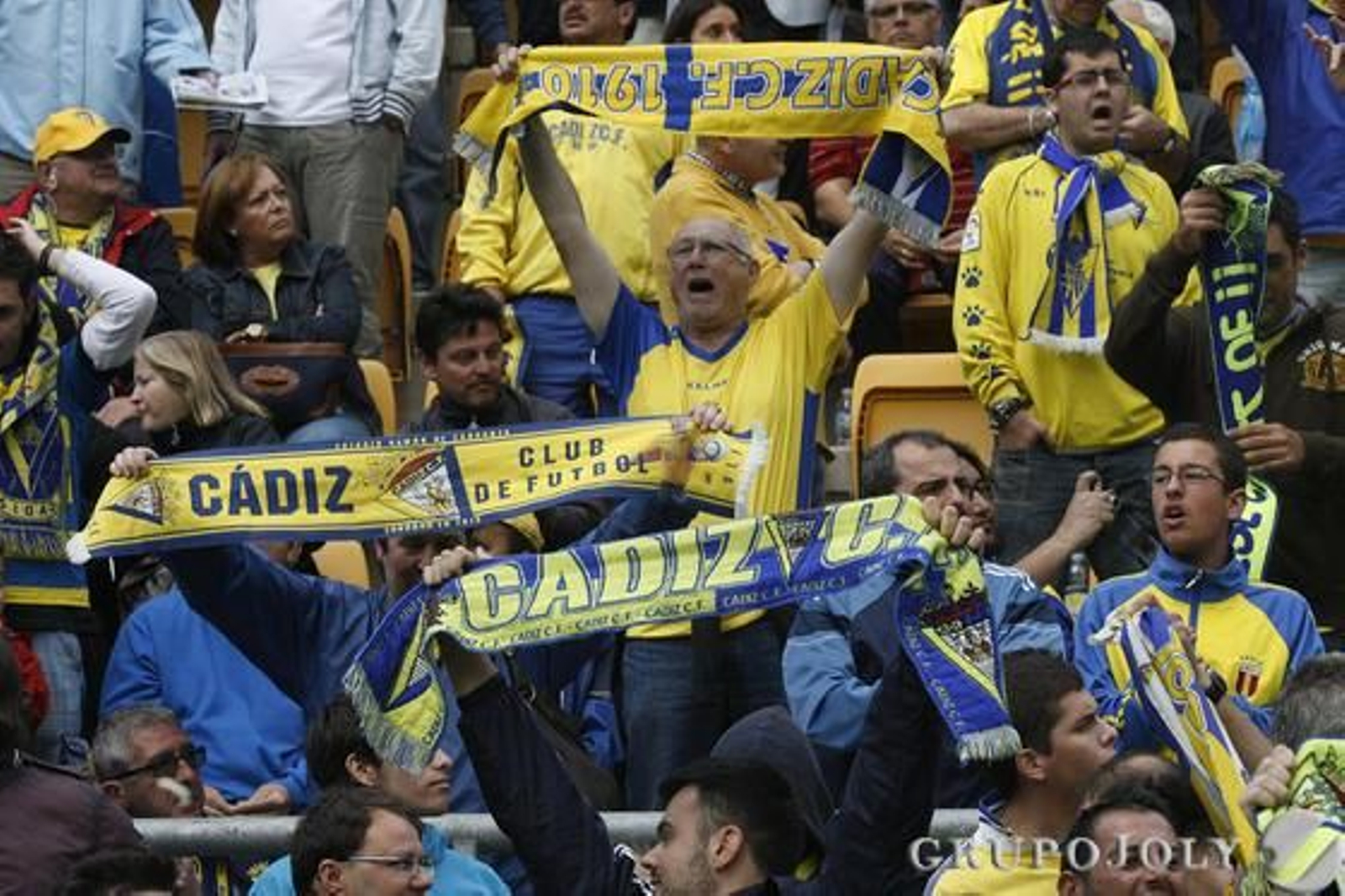 Espectacular recibimiento al equipo en Carranza. 

Foto: Lourdes de Vicente - Joaquin Pino