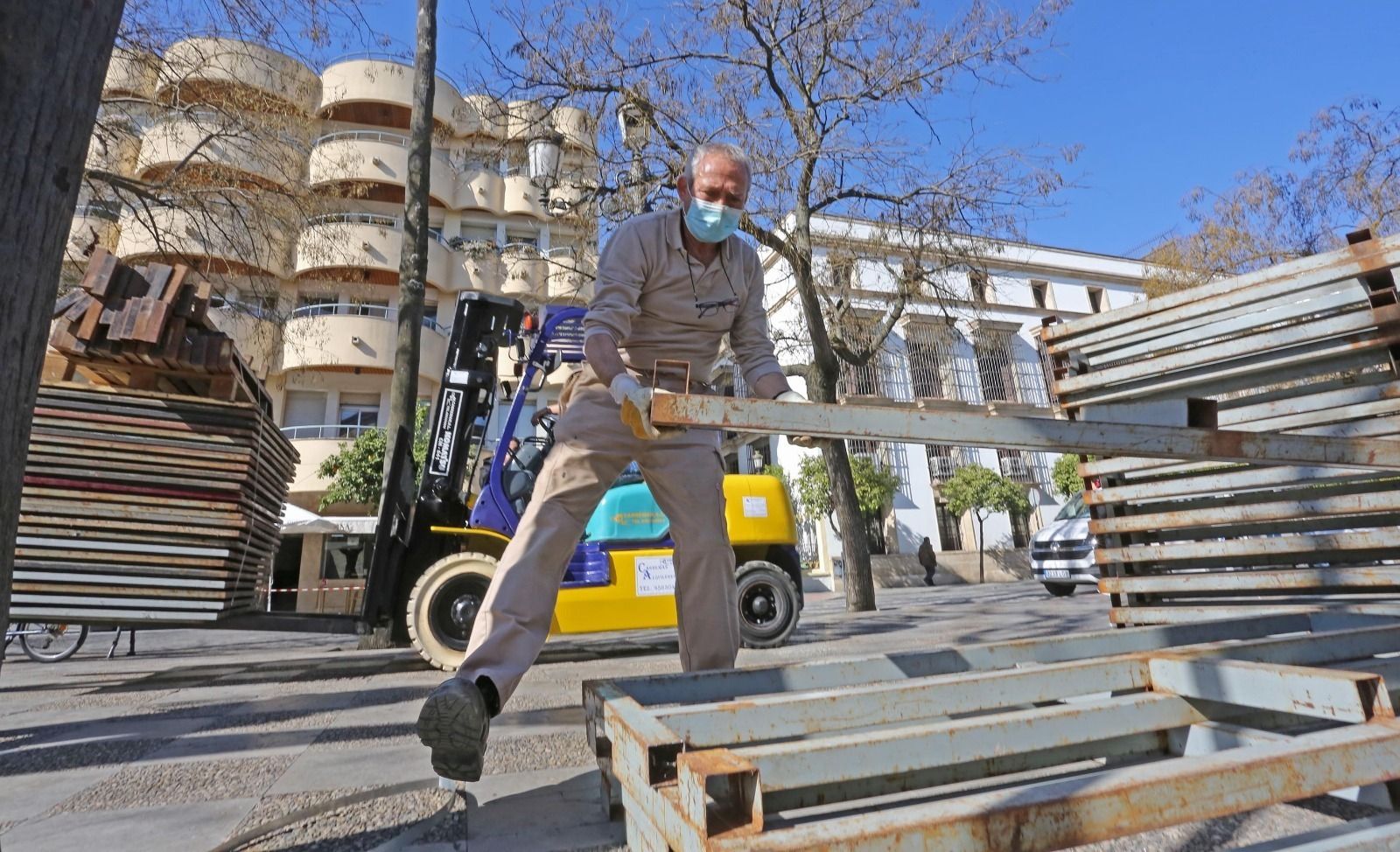 Montaje de los palcos en la alameda Cristina
