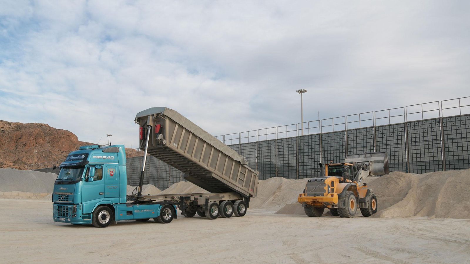 El yeso viaja desde los puertos de Almería, Carboneras y Garrucha.