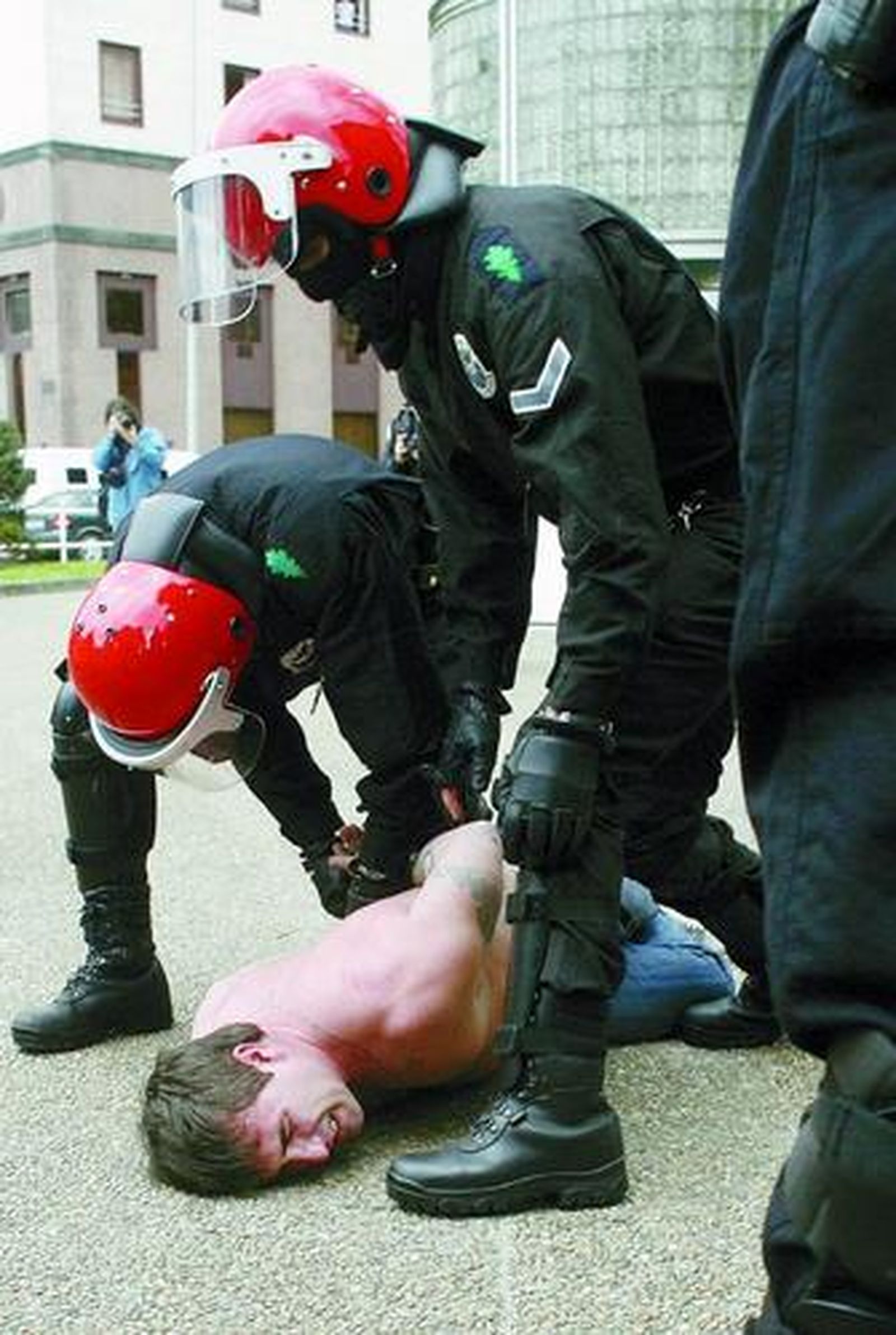 Dos ertzainas inmovilizan a un 'abertzale' tras los disturbios con falangistas en San Sebastián.