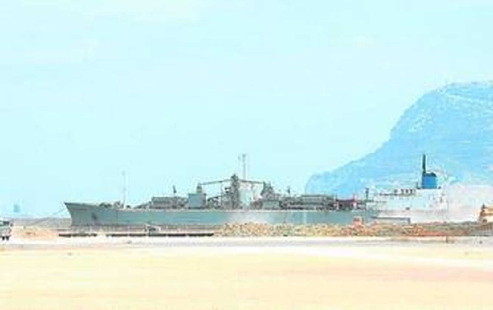 El 'Ocean Sparkle', ayer en el dique exento, ya sin los tripulantes.