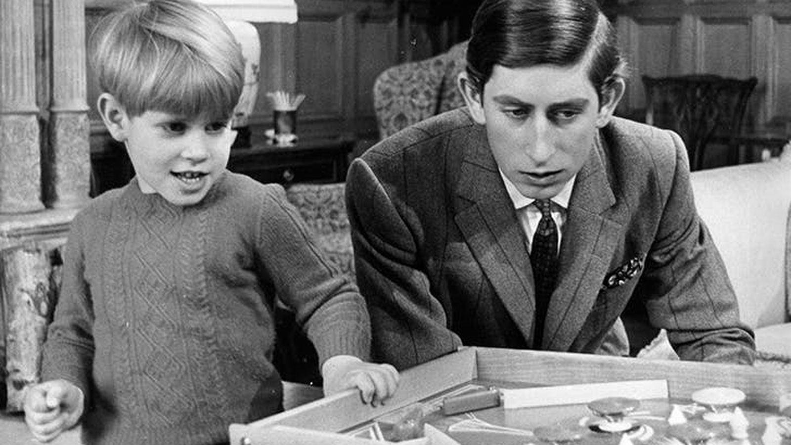 El príncipe de Gales con su hermano Eduardo cuando era un niño.