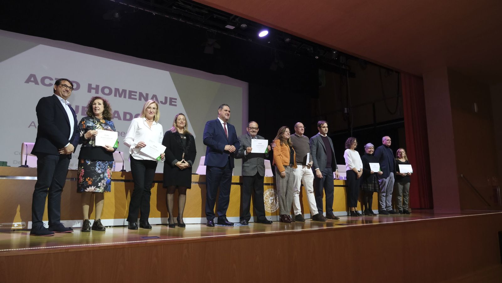 Los maestros docentes jubilados reciben su homenaje en la paraninfo de la UAL