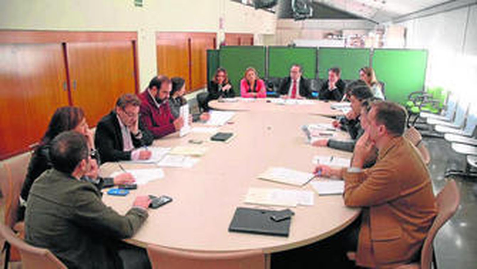 Miembros del equipo de gobierno y de la oposición en la comisión extraordinaria de Economía.