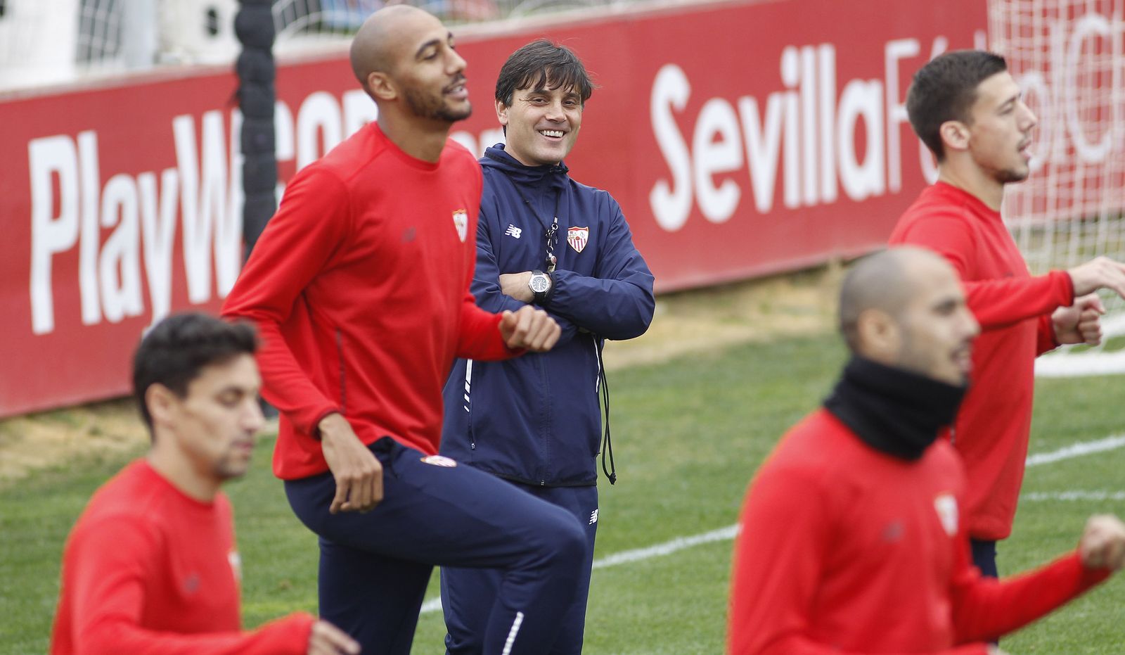 Montella, técnico sevillista, sonríe junto a N'Zonzi.
