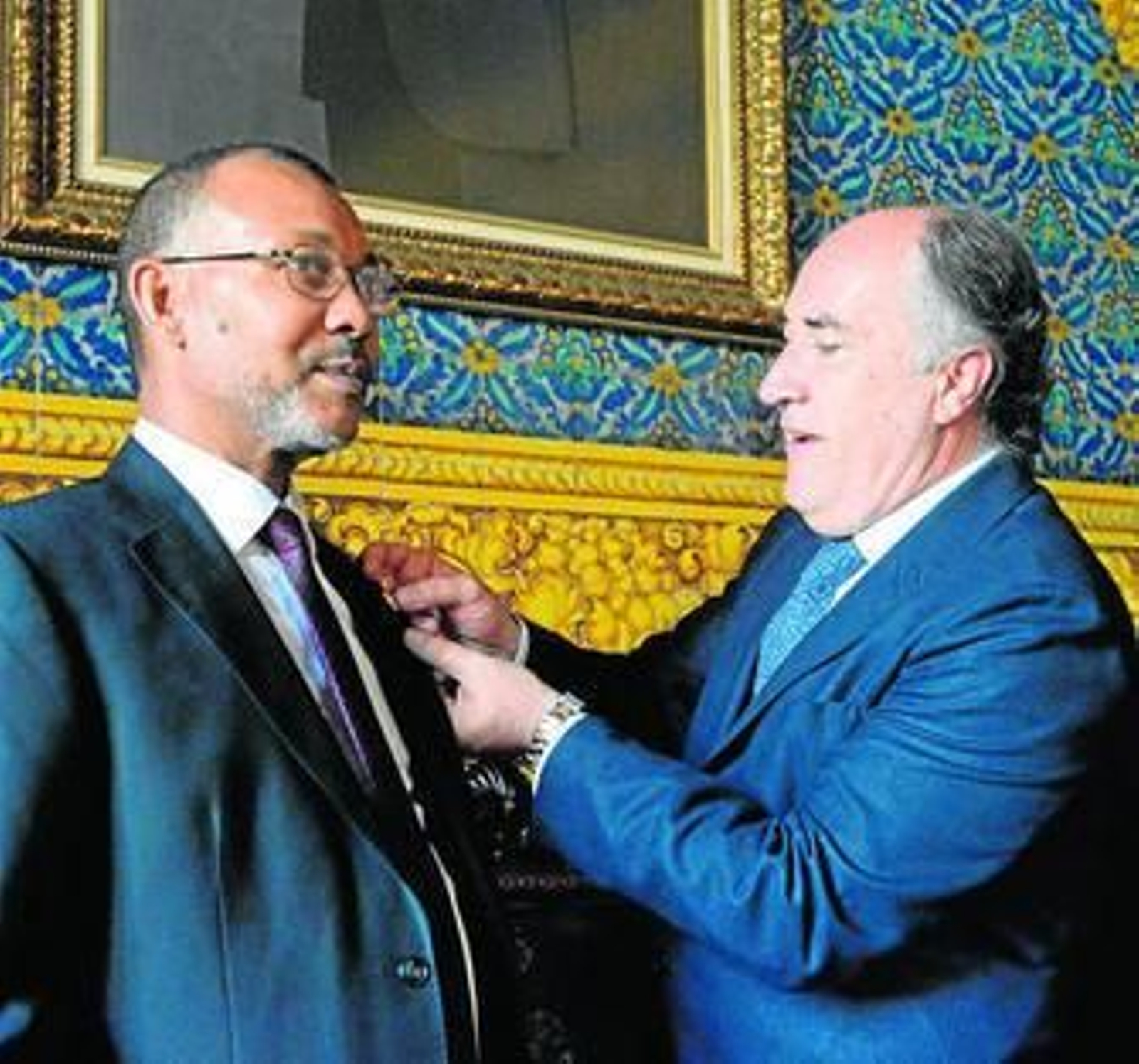 José Ignacio Landaluce impone la insignia de la ciudad a Mohamed Idomar.