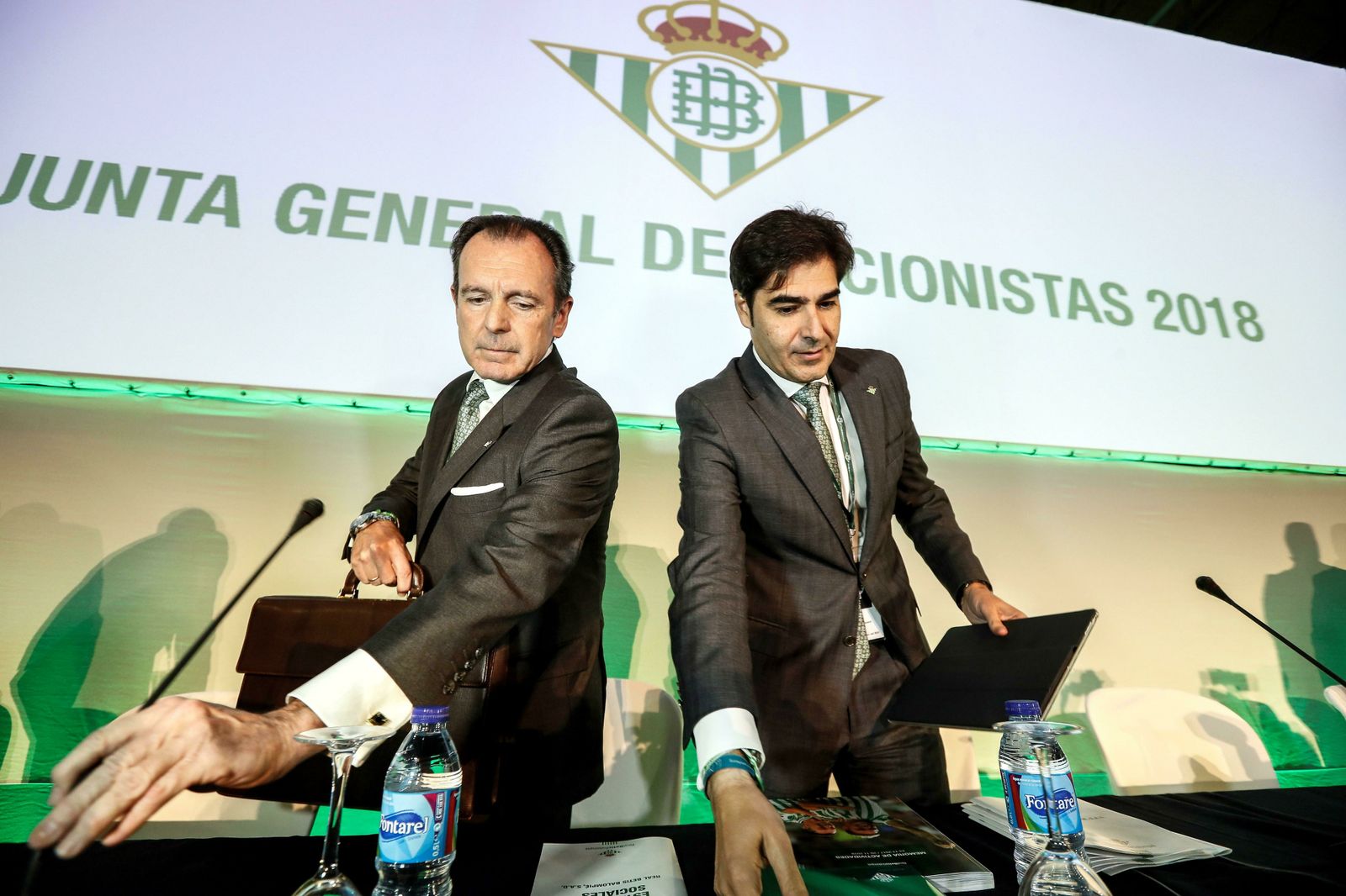 El presidente, Ángel Haro, junto al exconsejero Ernesto Sanguino, en la última junta.