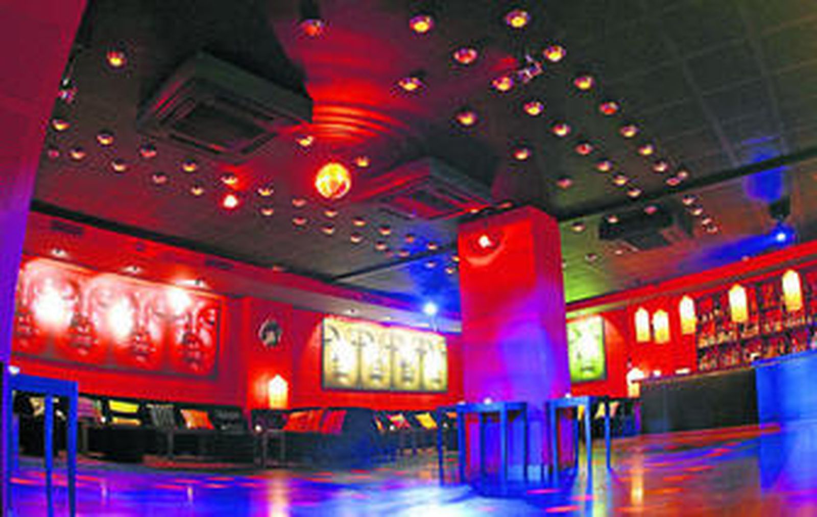 Sidharta es un establecimiento versátil y cuenta con zona de restaurante, espacio chill-out, discoteca y terraza propia para las noches más calurosas. Ahora su amplia carta suma además propuestas de cocina asiática que se sirven en forma de tapa y que los clientes pueden también llevarse a casa con precios populares que van desde los 2,5 hasta los 4 euros.