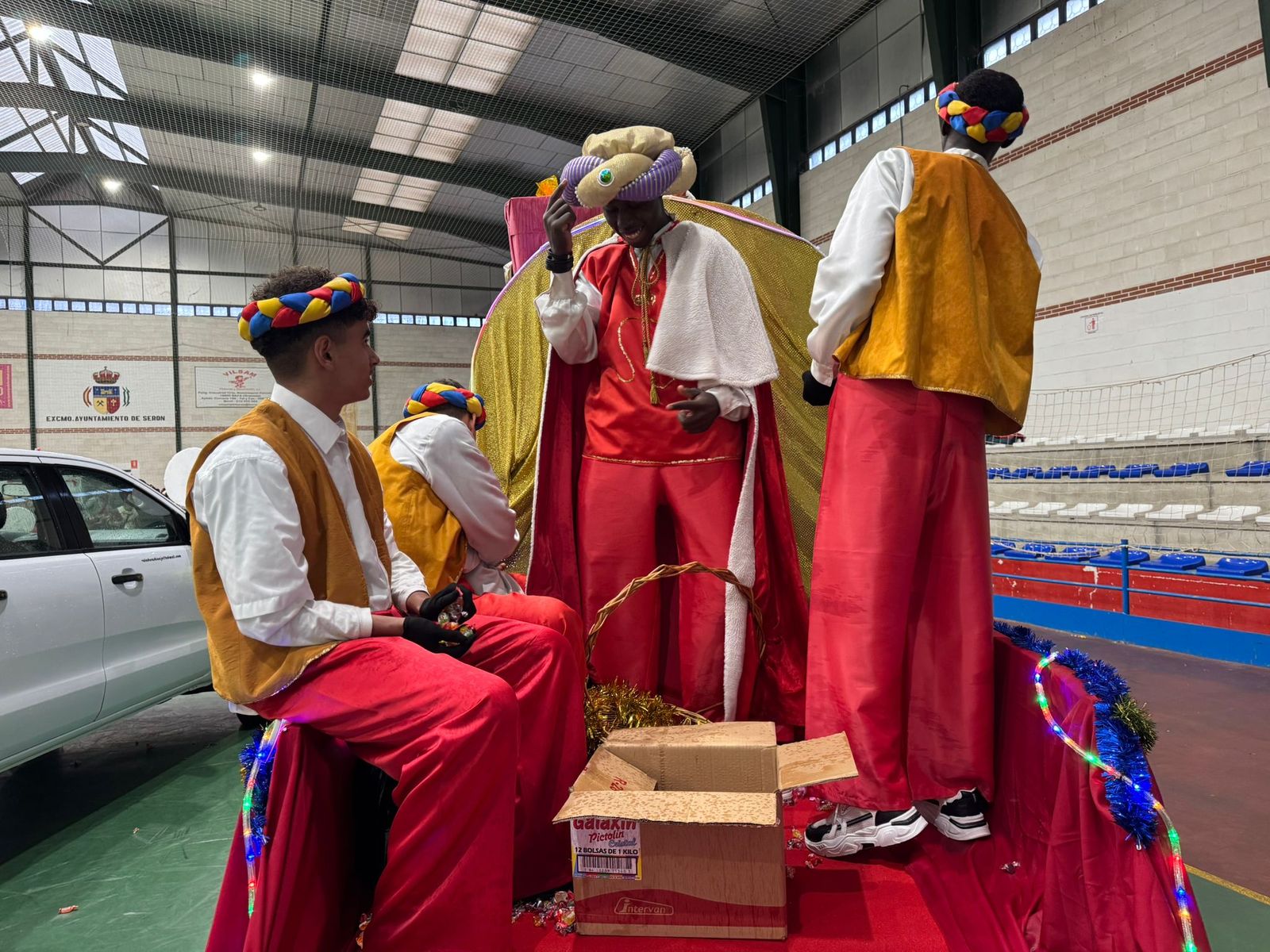 Serón disfruta de la llegada de los Reyes Magos en el Pabellón Municipal y en la residencia de mayores