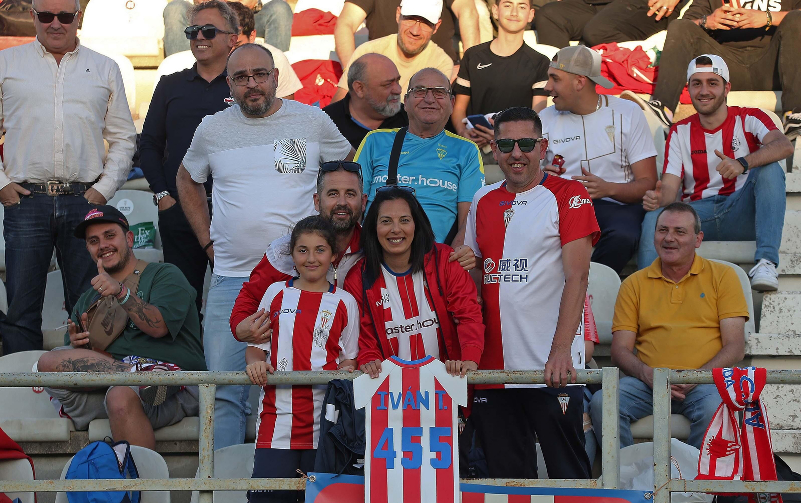 Fotos de la afición durante el Algeciras - Córdoba en el Nuevo Mirador