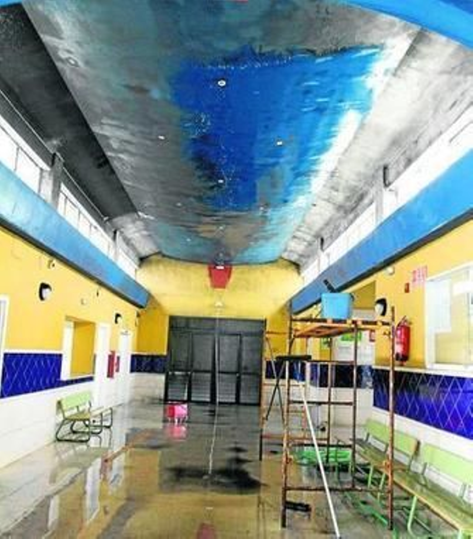 Andamios en el pasillo central para los trabajos, ayer, en el instituto.