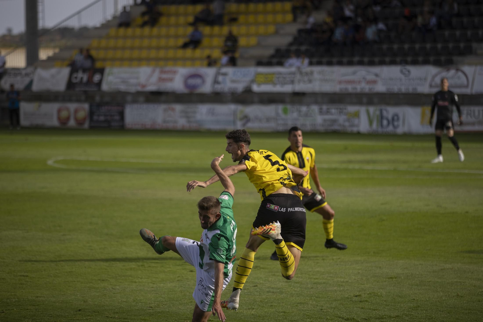 Imágenes del partido entre el San Roque de Lepe y el Atlético Sanluqueño