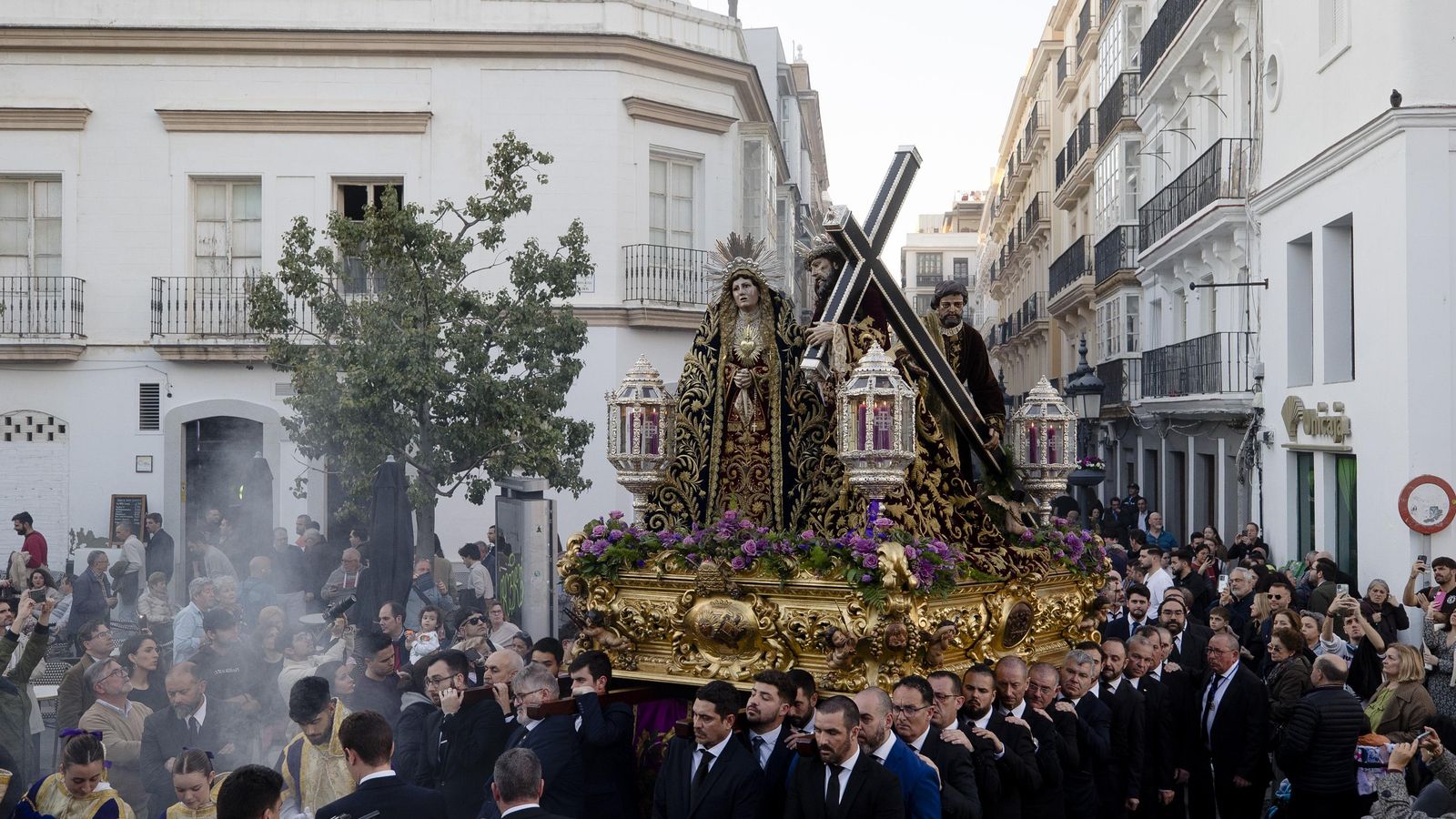 Las imágenes del  vía crucis de las hermandades de Cádiz