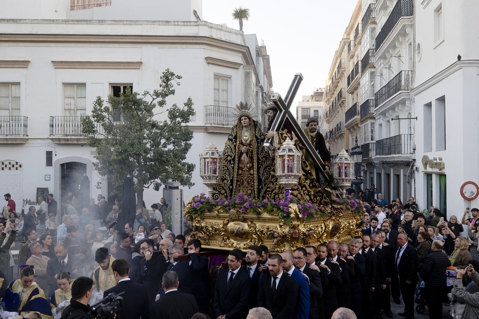 Las imágenes del  vía crucis de las hermandades de Cádiz