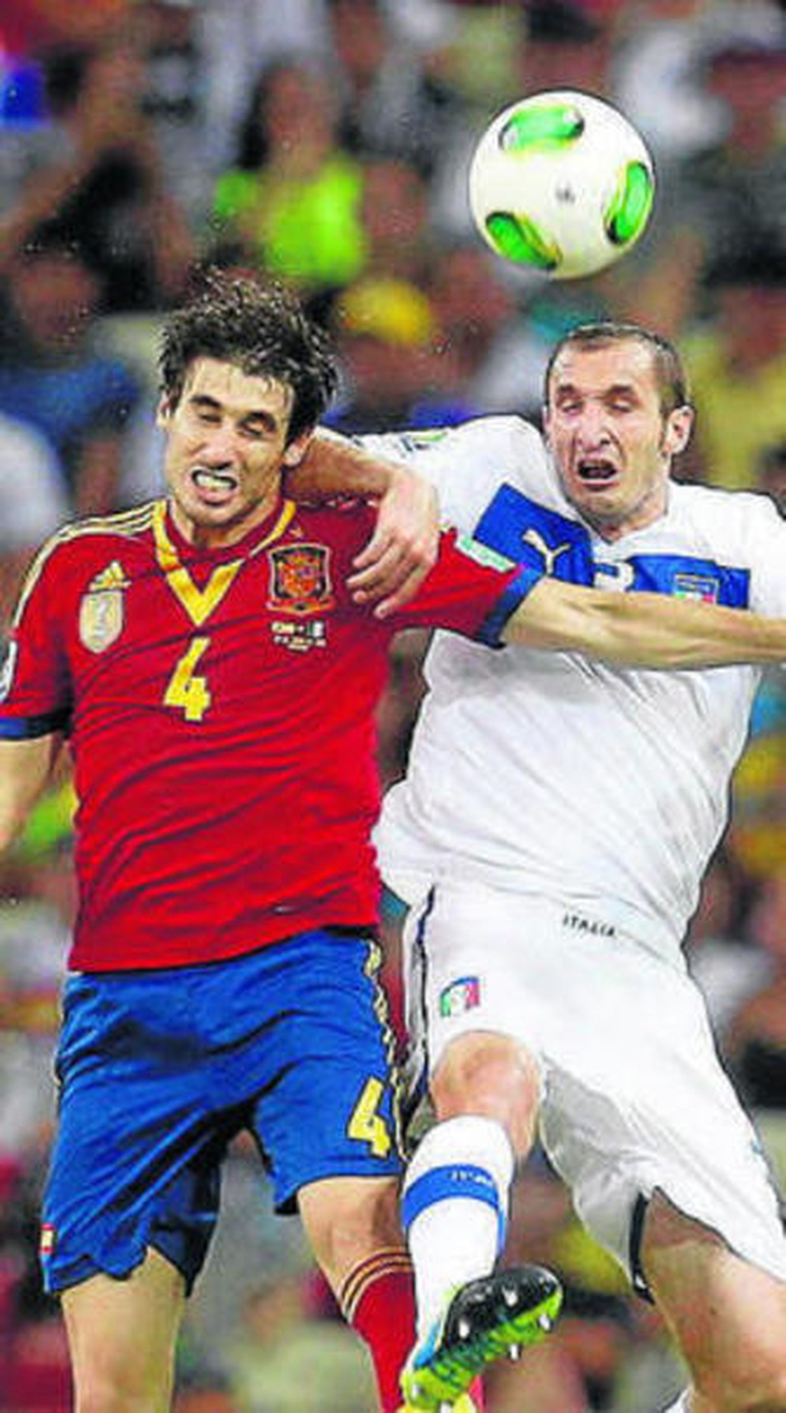 Javi Martínez, con Chiellini.