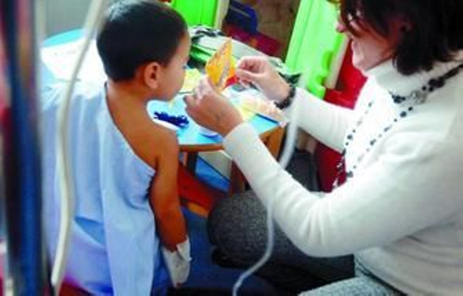 Un niño participa en la campaña de fomento del aceite.