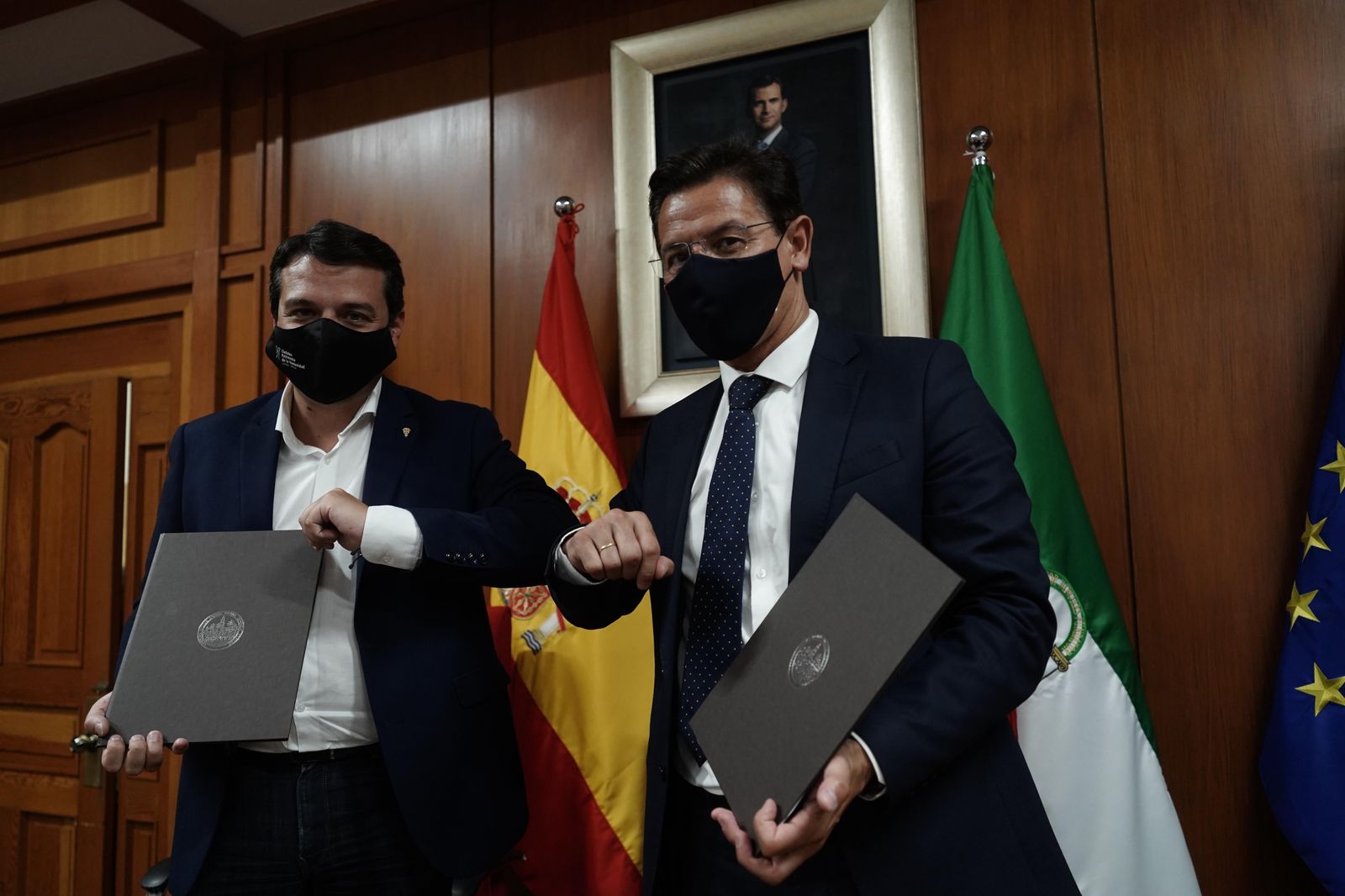 José María Bellido y Luis Salvador, tras la firma del acuerdo.