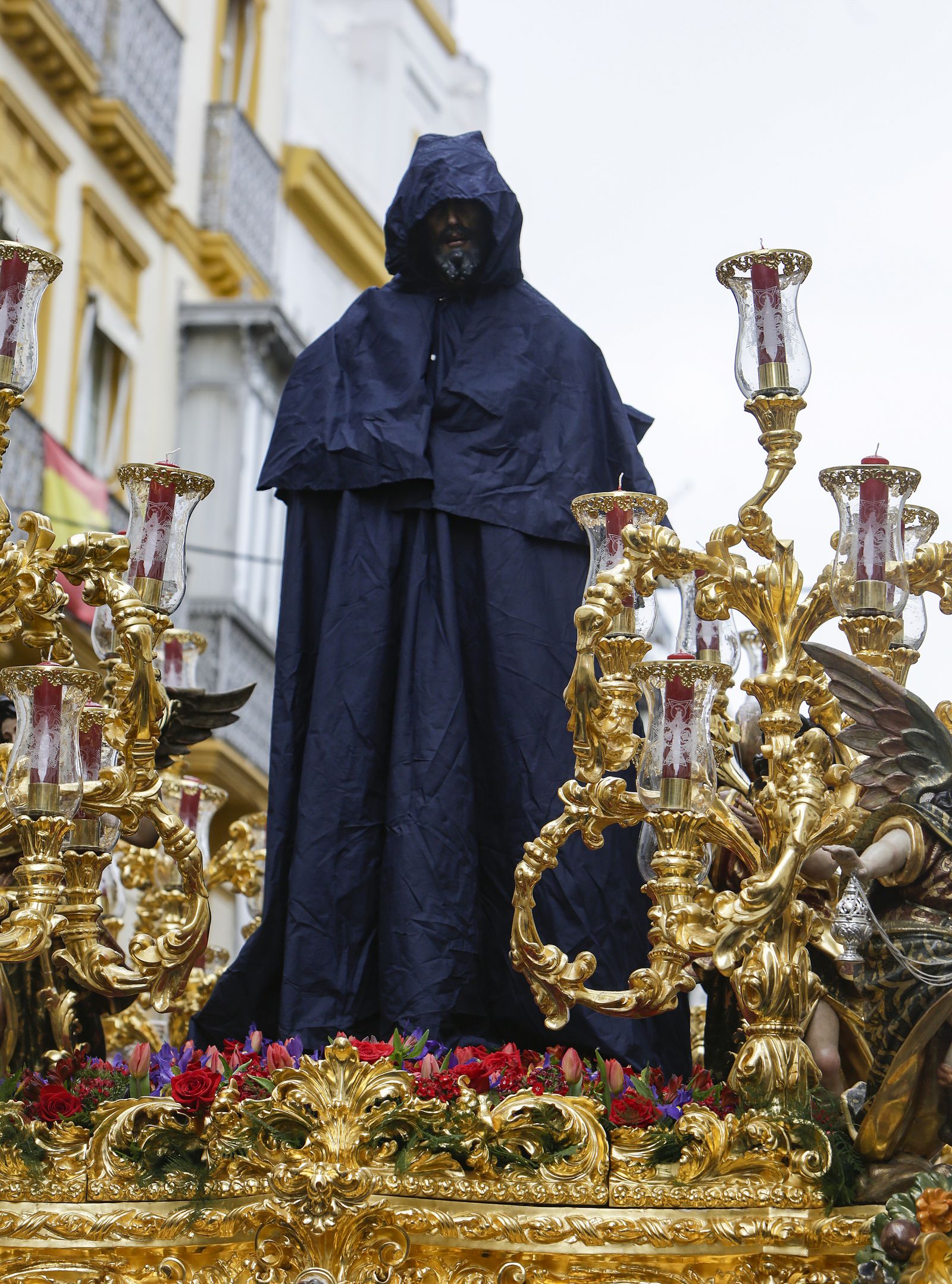 Cautivo con el capote impermeable