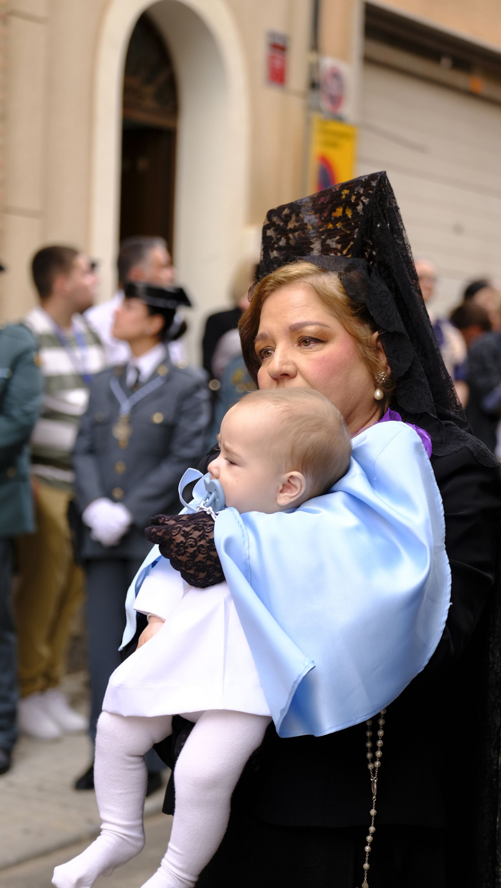 La Procesión de Los Ángeles de sobrepuso a la lluvia, en imágenes