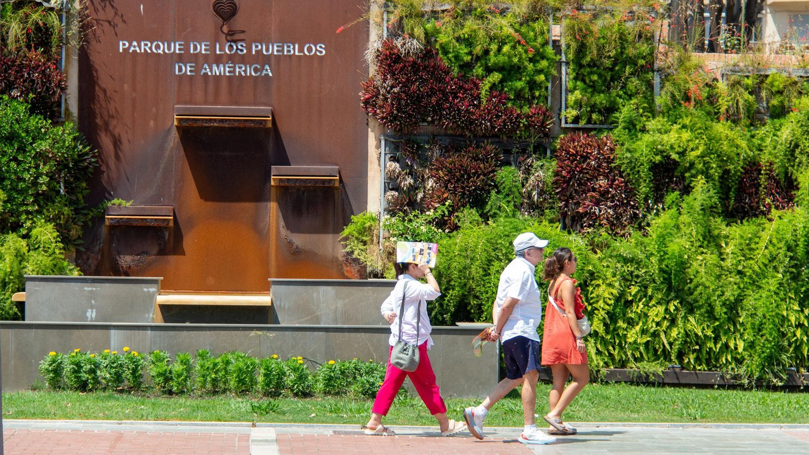 Varios cruceristas paseando por Motril con planos de la ciudad