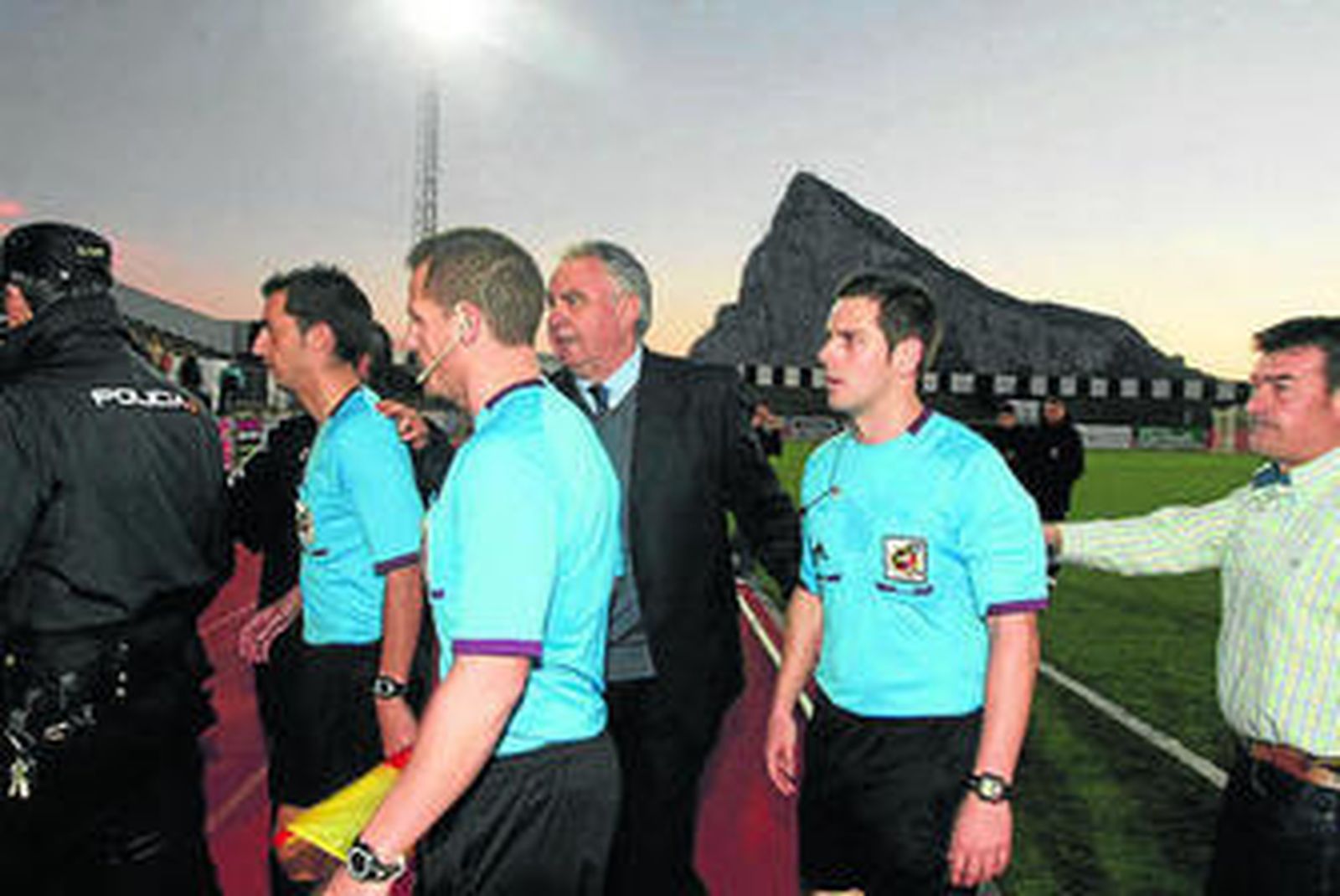 Imagen que demuestra que Gallardo y Escobar acompañaron al trío arbitral.